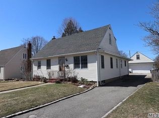 3 Winthrop Ave, Syosset, NY 11791