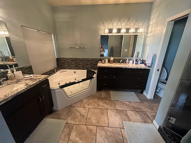 Master Bathroom/Jacuzzi