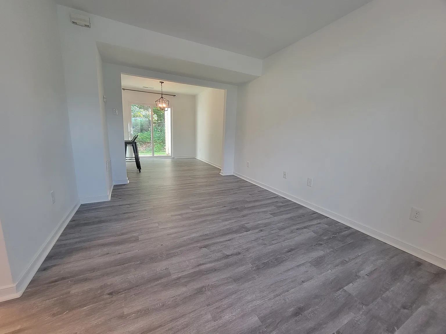 2 bed, 1000 sqft, $1,600 — Photo 2