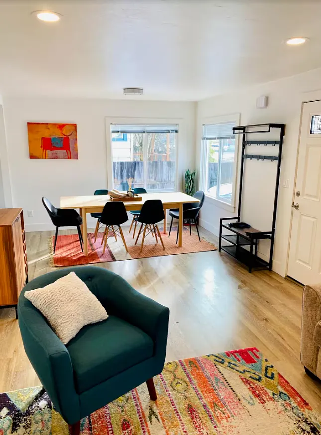 3 bed, 900 sqft, $2,895 — Photo 3
