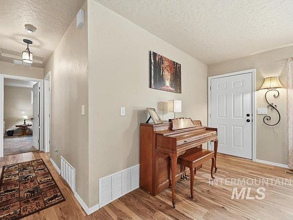 5th image of 424 Lindenwood Dr