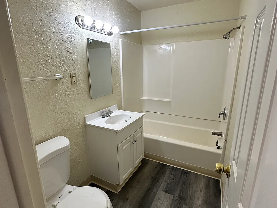 3150 #723 - Bathroom (2 Bedroom / 1 Bathroom)