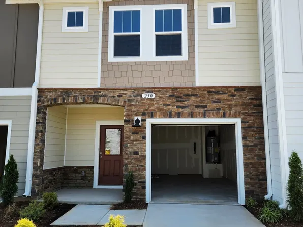 250 Brook Farm Ln, Fuquay Varina, NC 27526