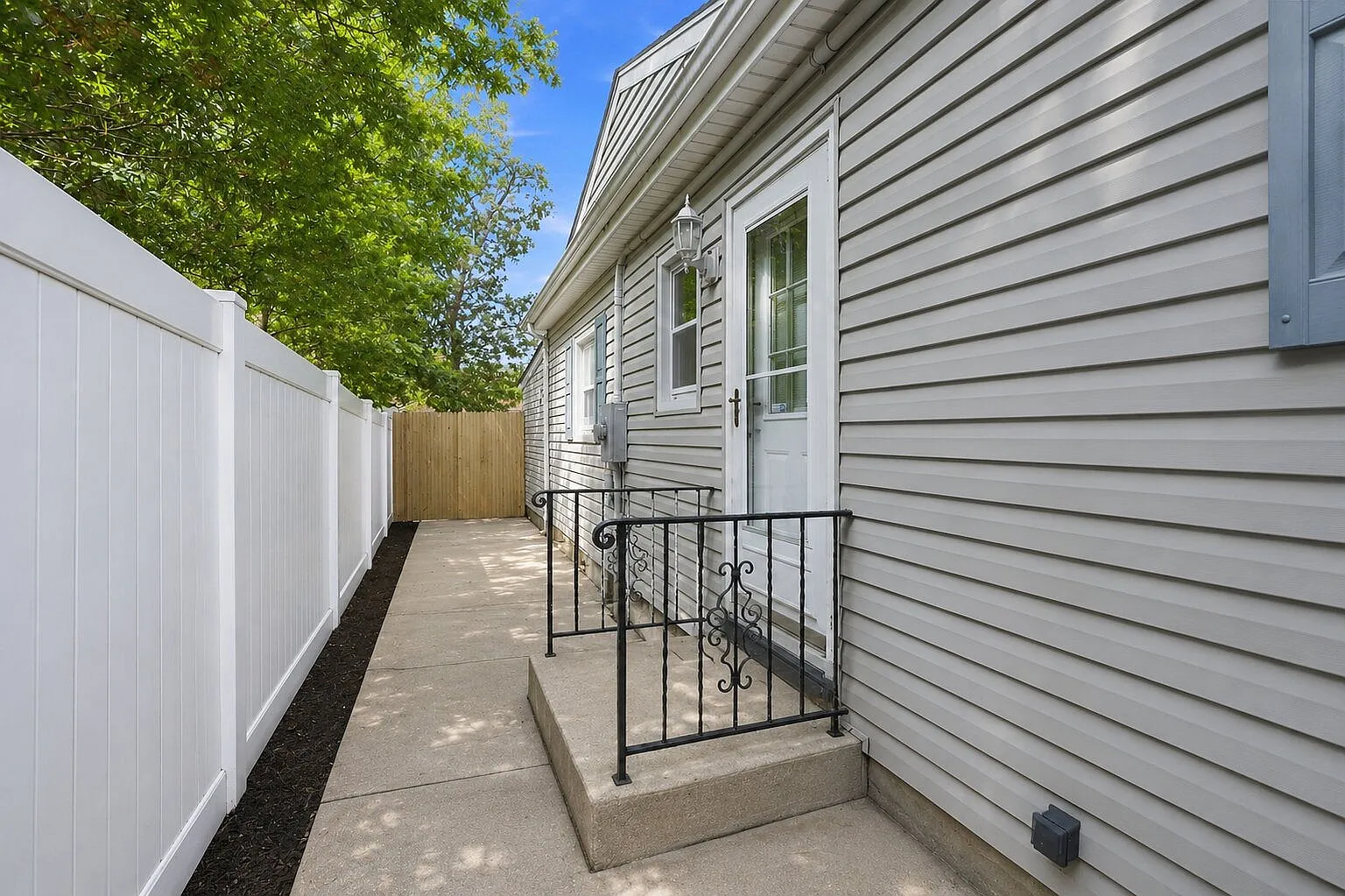 1 bed, 850 sqft, $1,900 — Photo 2