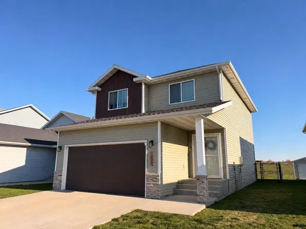 1074 Highland Ln W, West Fargo, ND 58078