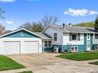 1041 S 6th St, De Pere, WI 54115