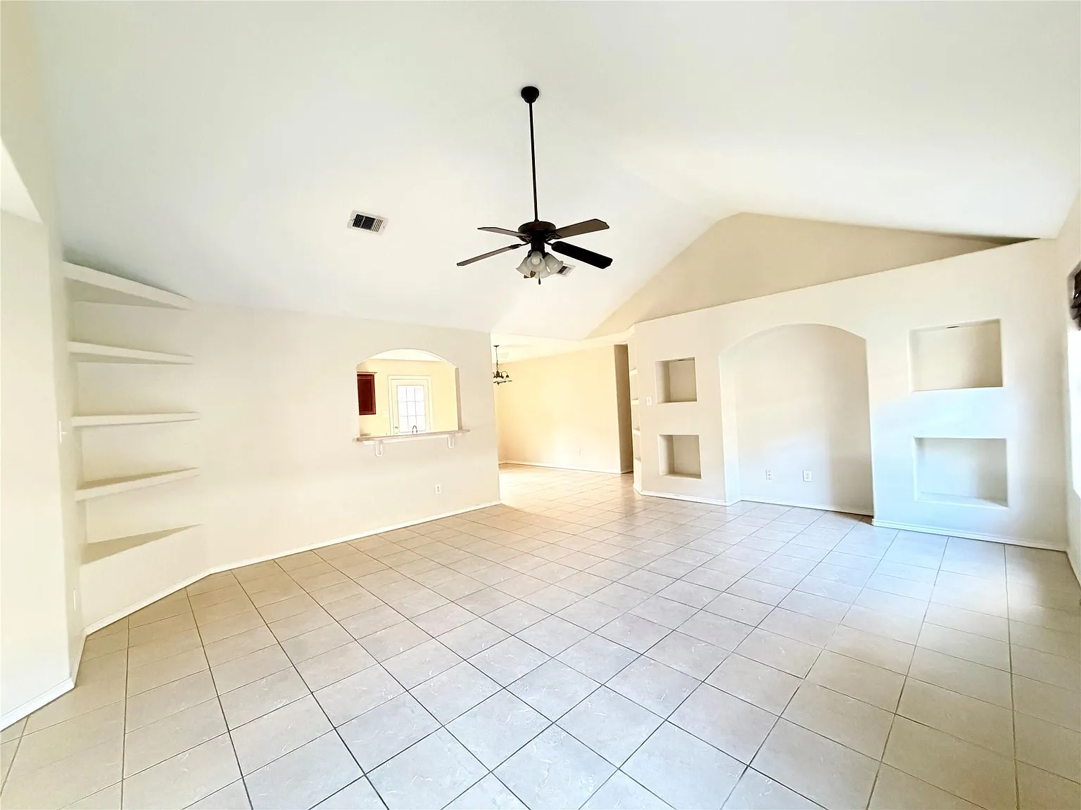 3 bed, 2.0 bath, 1605 sqft, $2,200 — Photo 2