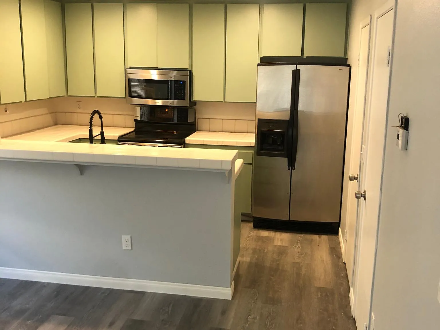 2 bed, 810 sqft, $3,000 — Photo 2