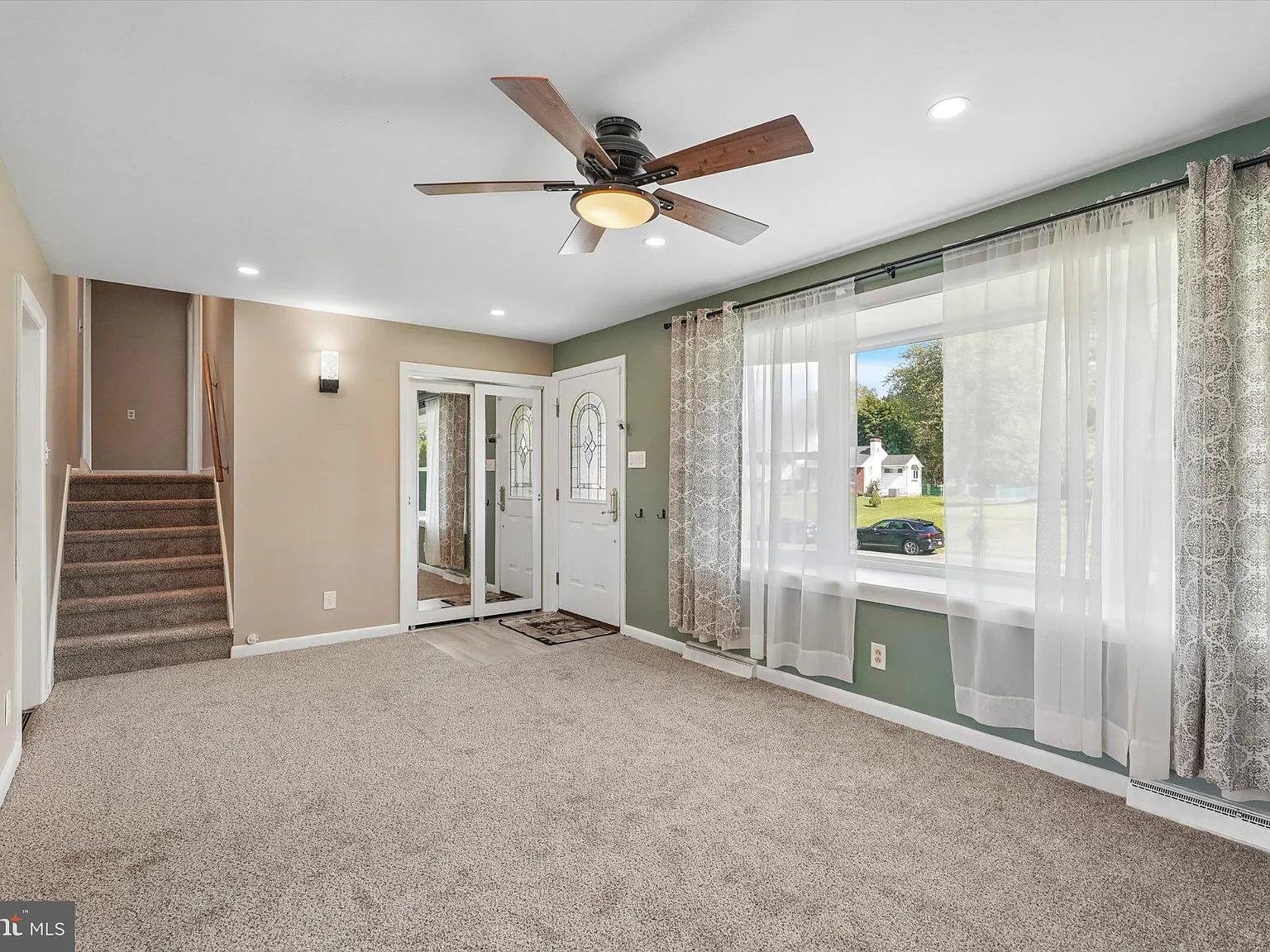 3 bed, 1.5 bath, 1562 sqft, $3,200 — Photo 3