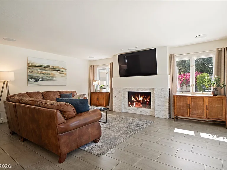 2233 Versailles Ct — Photo 38