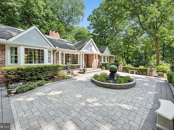 4th image of 19 Dale Dr