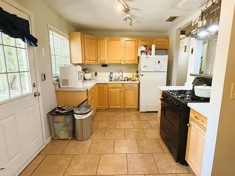 1626 Mayhew St — Photo 8