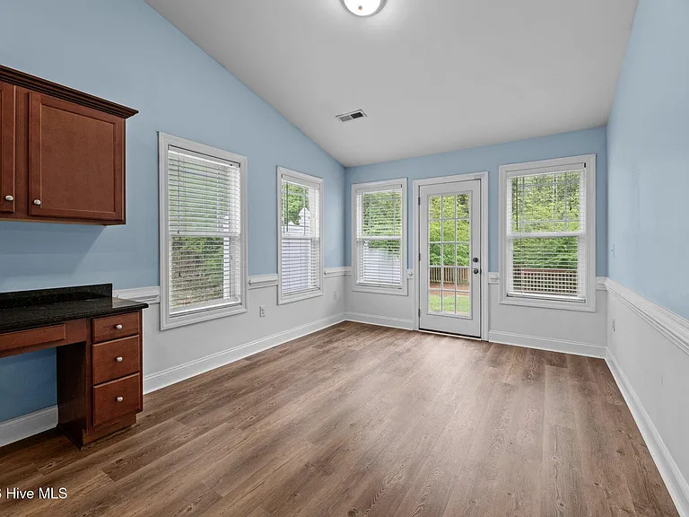 300 Hawks Bluff Dr — Photo 12