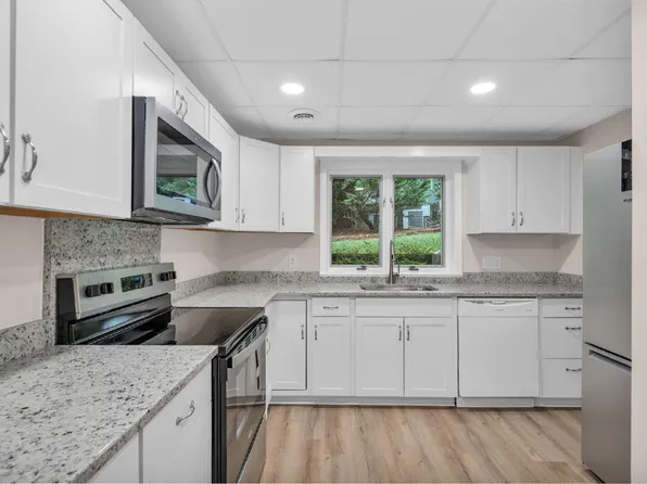 1 bed, 1.0 bath, 970 sqft, $1,750, 100A Laurel Hill Cir, Chapel Hill, NC 27514