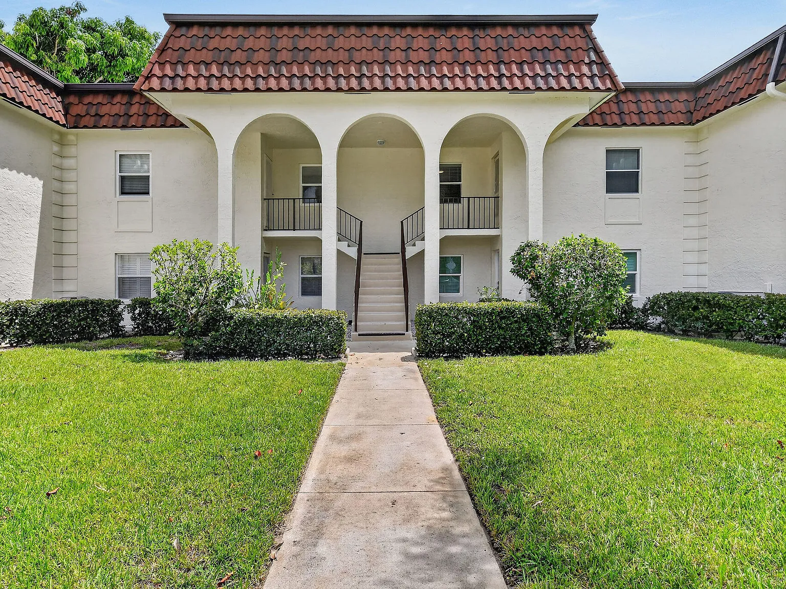 3 bed, 2.0 bath, 1315 sqft, $5,600 — Photo 3