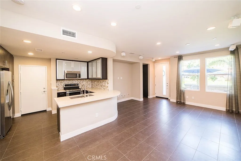 3 bed, 2.5 bath, 1605 sqft, $4,100 — Photo 2