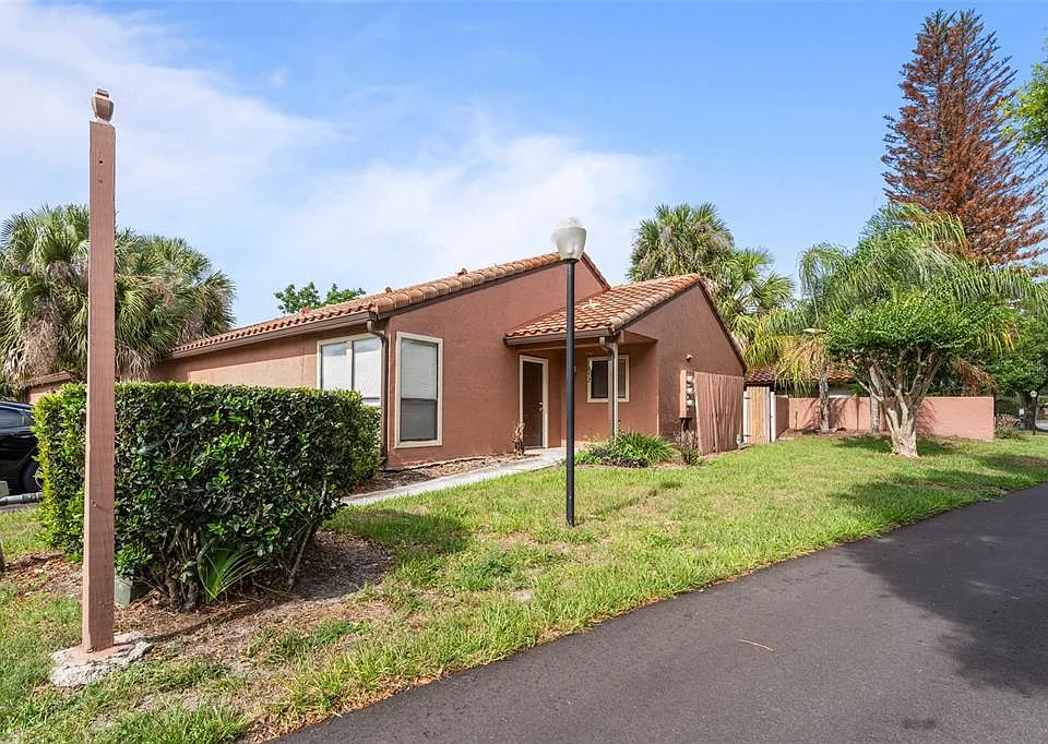 652 Saint Johns Ct #652