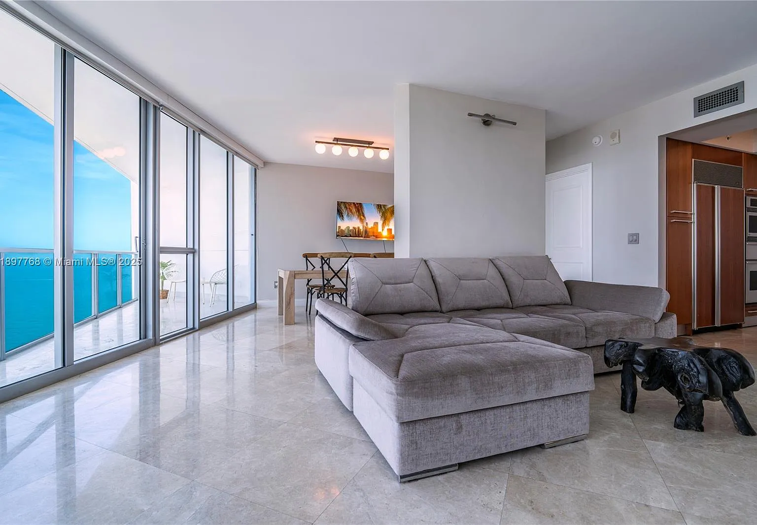 2 bed, 3.5 bath, 2115 sqft, $7,500 — Photo 4