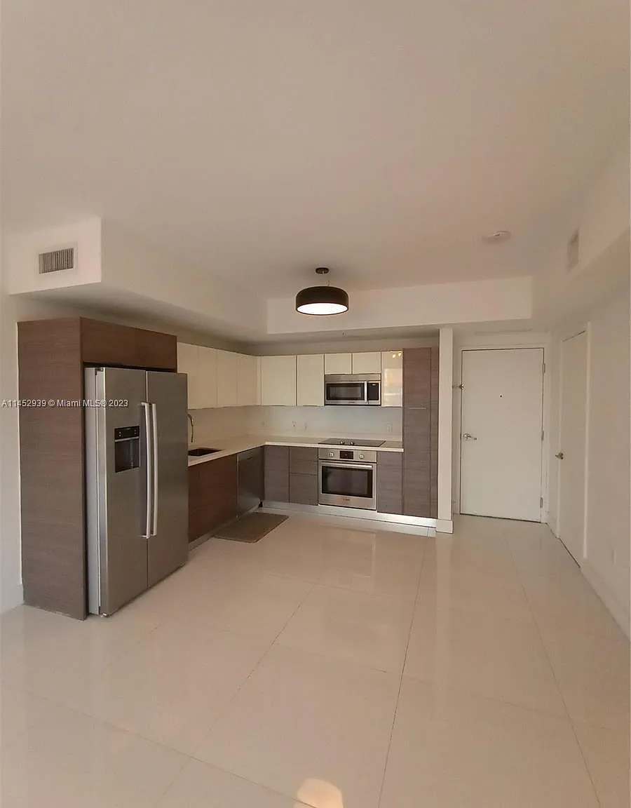 2 bed, 940 sqft, $3,900 — Photo 3