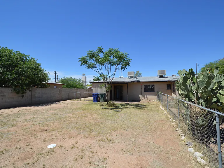 1150 N Santa Rosa Ave — Photo 8