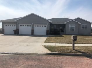 2801 Winsor Ct, Mitchell, SD 57301