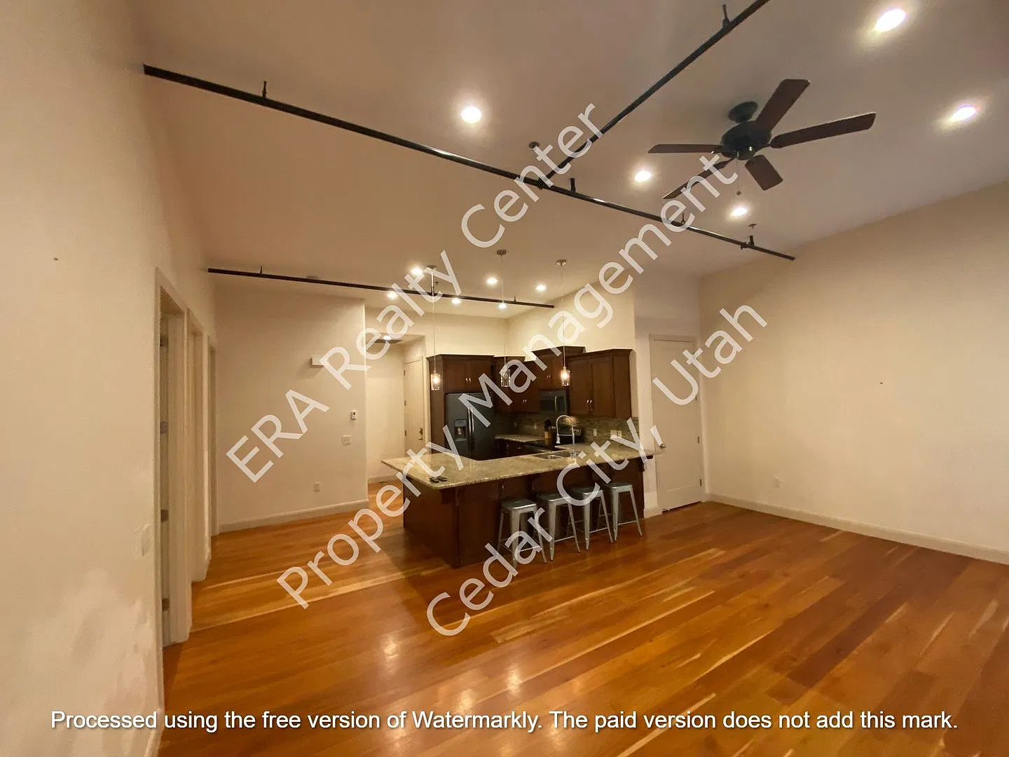 Furnished 2 bed / 1 bath Condo - Luxury Living North End of Town — Photo 2