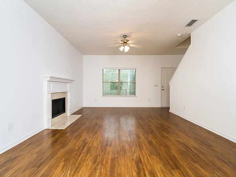 1096 Shire Dr — Photo 2