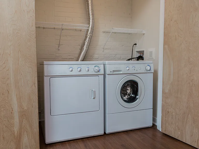 1302 Mactavish Ave — Photo 7