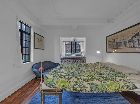 320 East 42nd Street image 4 of 15