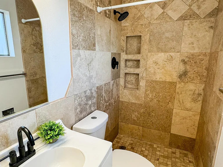 1050 W Romo Jones St — Photo 5