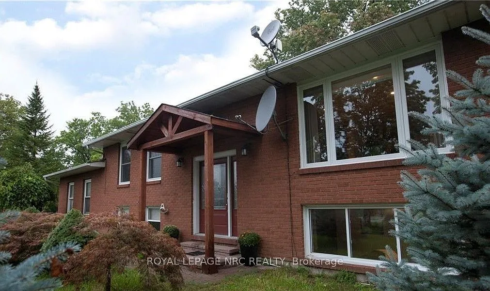 4 bed, $3,300 — Photo 1