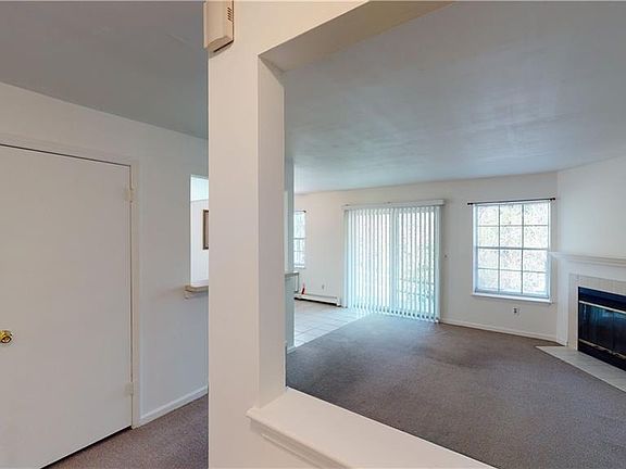 2nd image of 13 Lexington Hl Unit 8