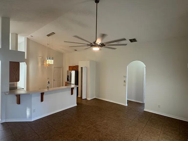 1823 Ashton Dr E — Photo 2