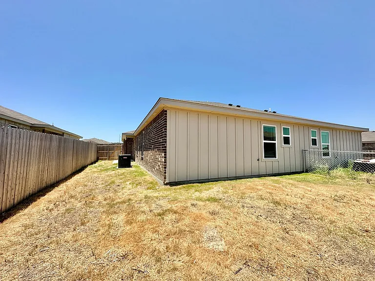 1809 Clovis Dr — Photo 17