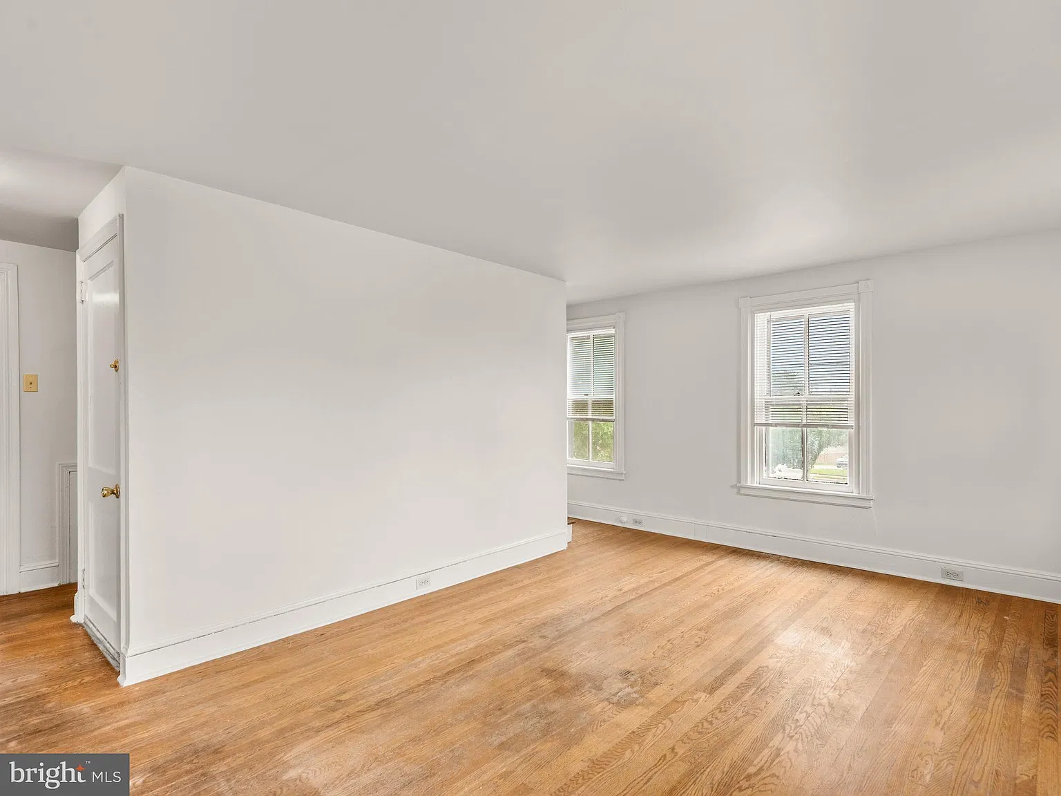 3 bed, 1.0 bath, 2437 sqft, $2,300 — Photo 2