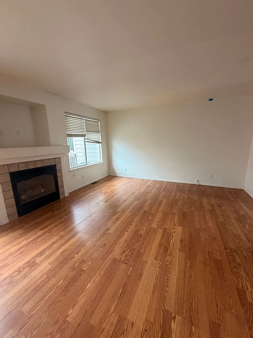 Spacious Aurora Townhome Convenient Location! — Photo 3