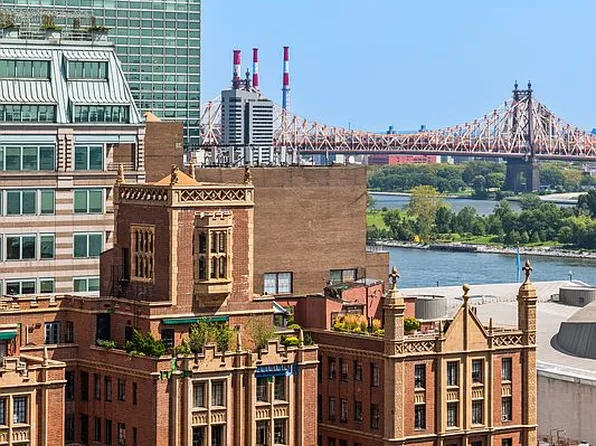 320 E 42nd St APT 2505, Manhattan, NY 10017