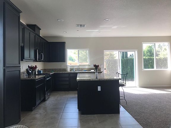 Specious kitchen, and plenty of cabinets