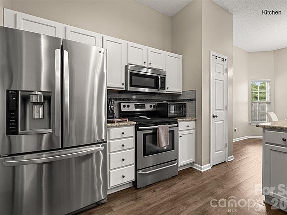 3rd image of 3205 Viola Ln