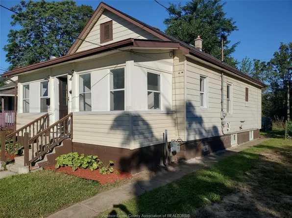 3587 Bloomfield Rd, Windsor, ON N9C 1R8