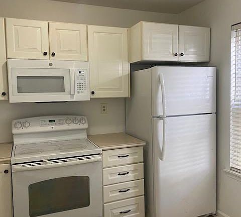 4th image of 408 Derry Dr #408