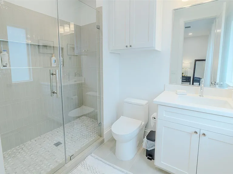 974 W 43rd St — Photo 31
