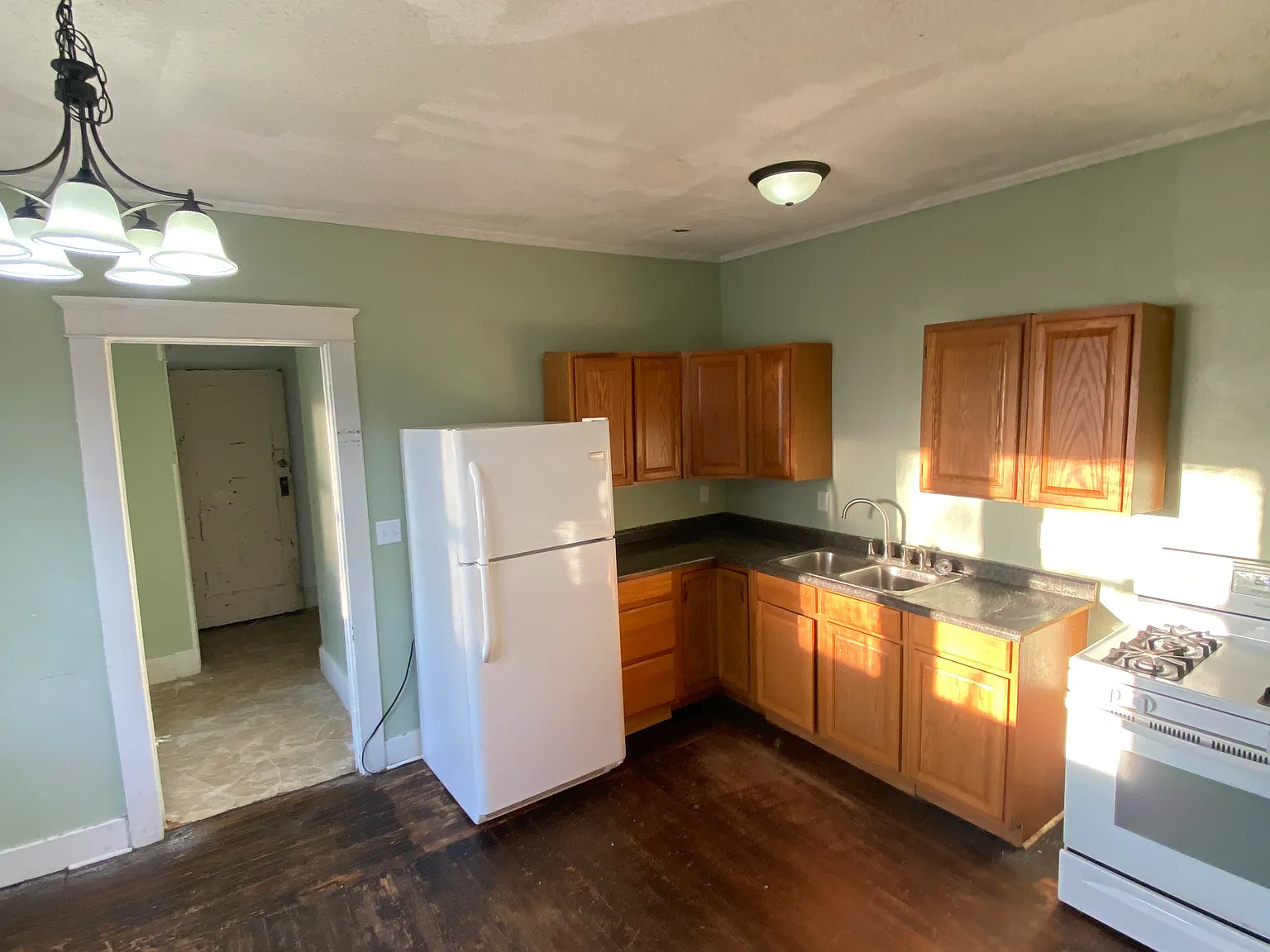 Spacious 3BR/2BA Home with Garage 33 Frelinghuysen — Photo 2