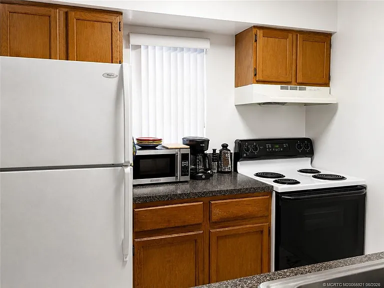 615 NW Oleander St #202 — Photo 10