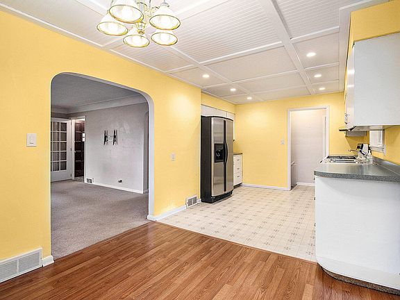 5th image of 5126 N Riverview Dr