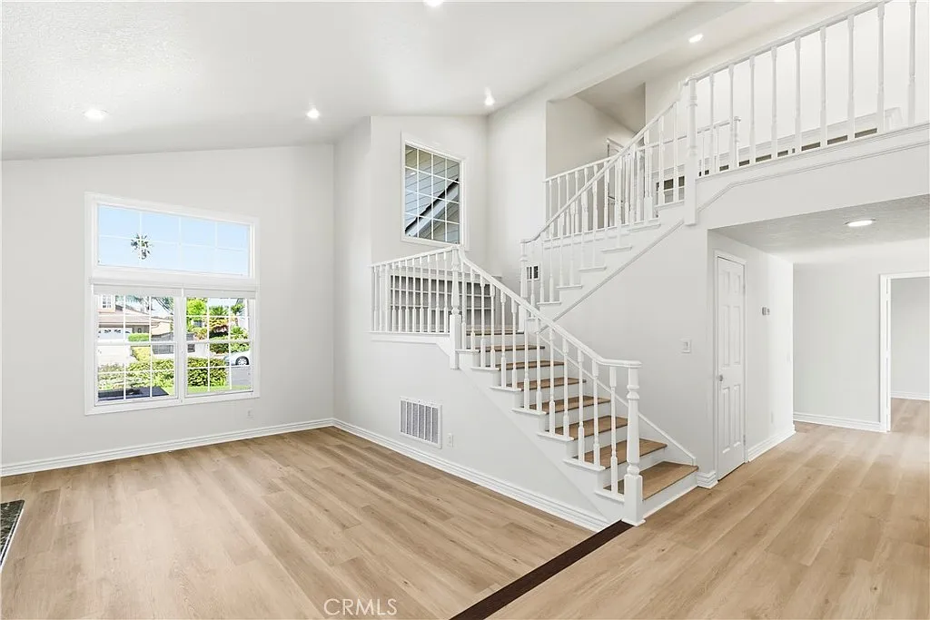 5 bed, 3.5 bath, 2605 sqft, $6,495 — Photo 3