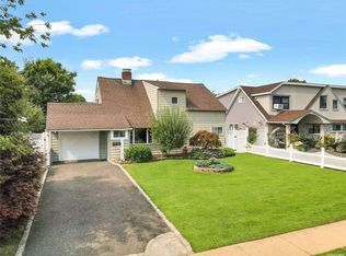 27 Basket Ln, Hicksville, NY 11801
