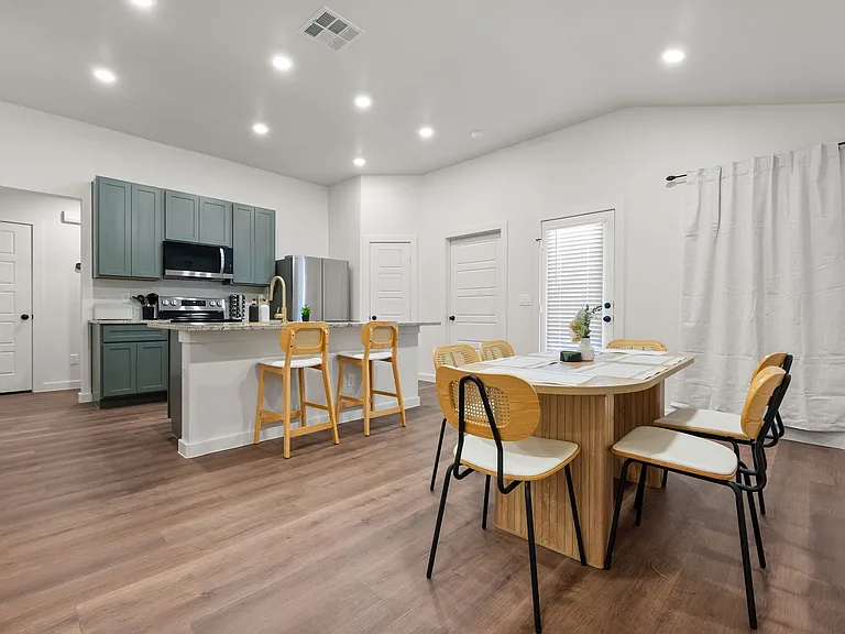 2163 Langford Ave — Photo 13