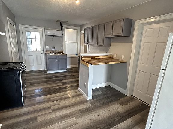 3rd image of 561-565 Congress St #563