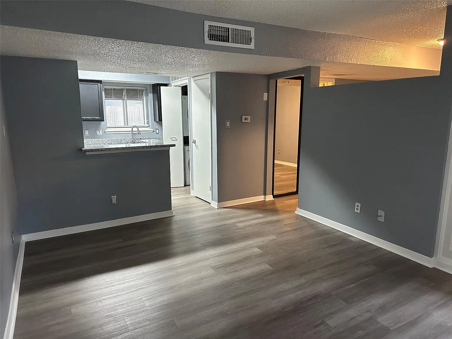 1 bed, 1.0 bath, 560 sqft, $800 — Photo 2